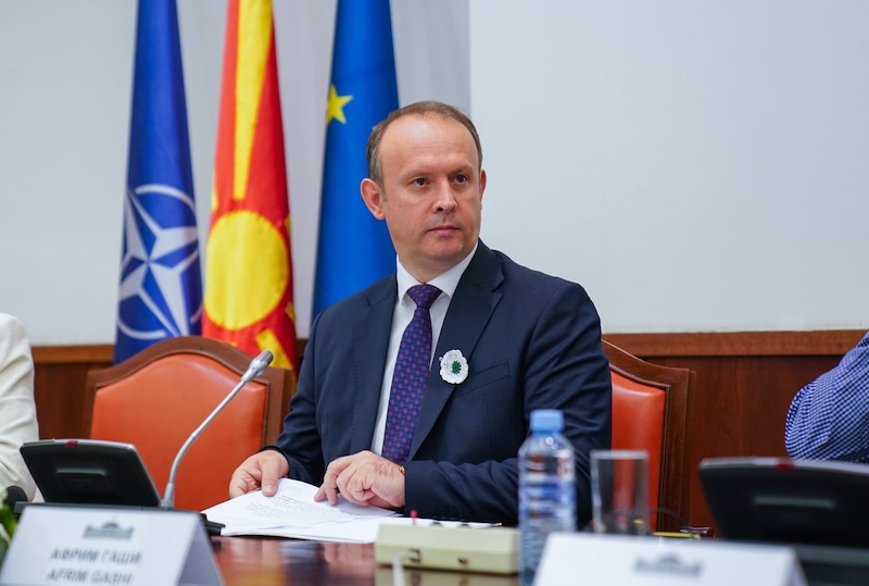  Shpatë prej ari  perlë në guaskë të arit    disa nga dhuratat që ka pranuar kreu i Kuvendit  Afrim Gashi