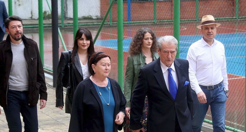  PD  shërbyese e familjes Berisha   Elezi  E kanë braktisur mbi 200 mijë votues  opozita në regres