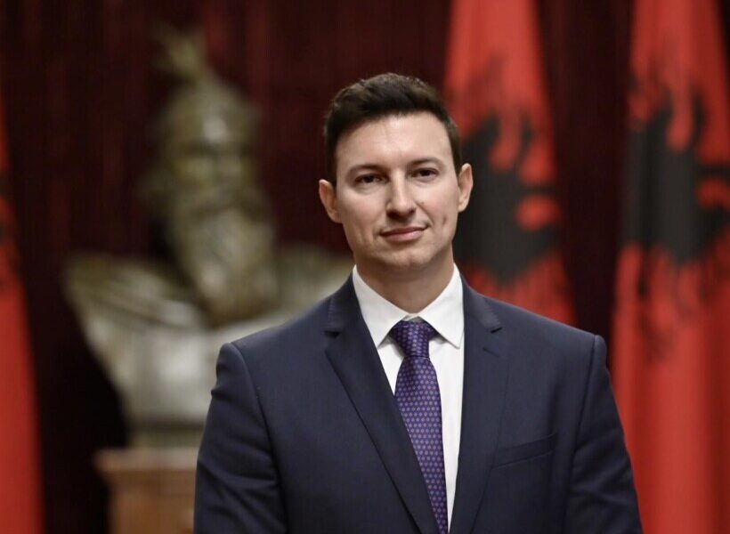 meidani-me-rastin-e-28-nentorit-kombet-qe-harrojne-sakrificen-dhe-historine-e-humbin-dinjitetin-dhe-rrugen