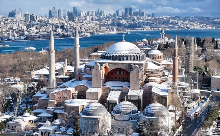 Bora nusëron Hagia Sophia n   Te Sheshi