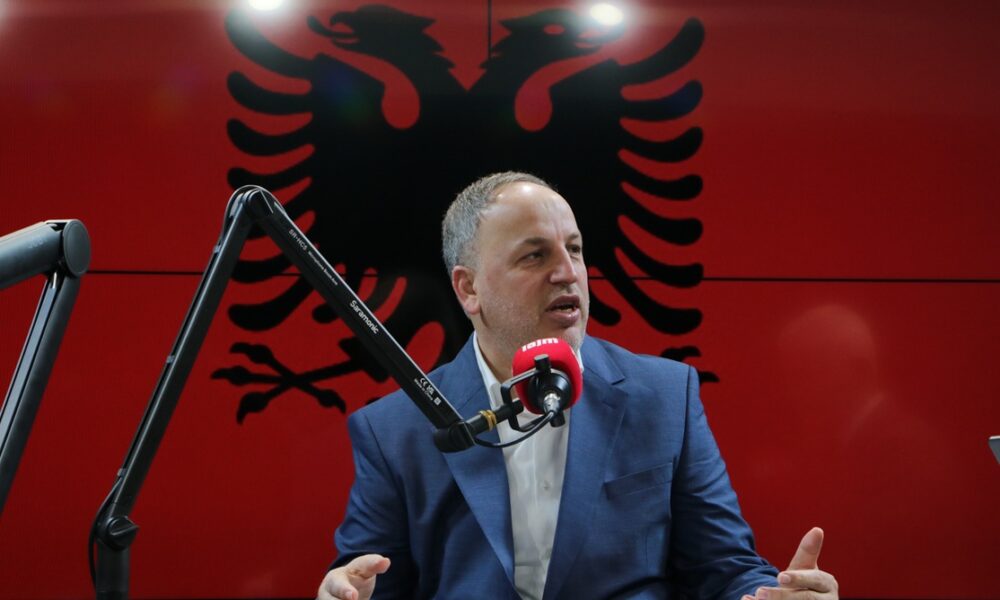 pas-sulmeve-ndaj-albin-kurtit-azizi-e-publikon-videon-kur-vuciqi-shqetesohej-se-ahmeti-po-e-humb-pushtetin