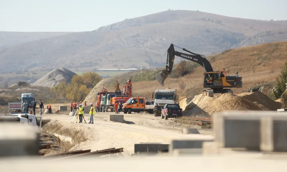 13 ekspertë paguhen sa 92 punonjës  më i shtrenjti 15 600 euro në muaj