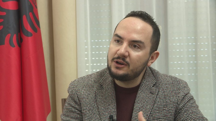 Kokalari tregon detajet e operacioneve të Salianjit  Në një dhomë ai me Gridën  në tjetrën 