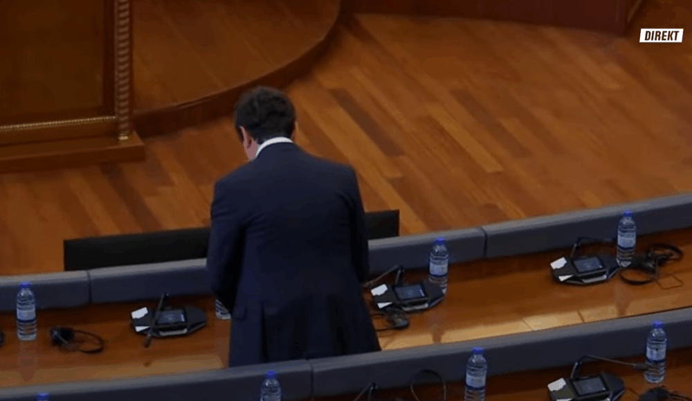 Kurti mëson një hyrje tjetër në Kuvend  Shmang mediat