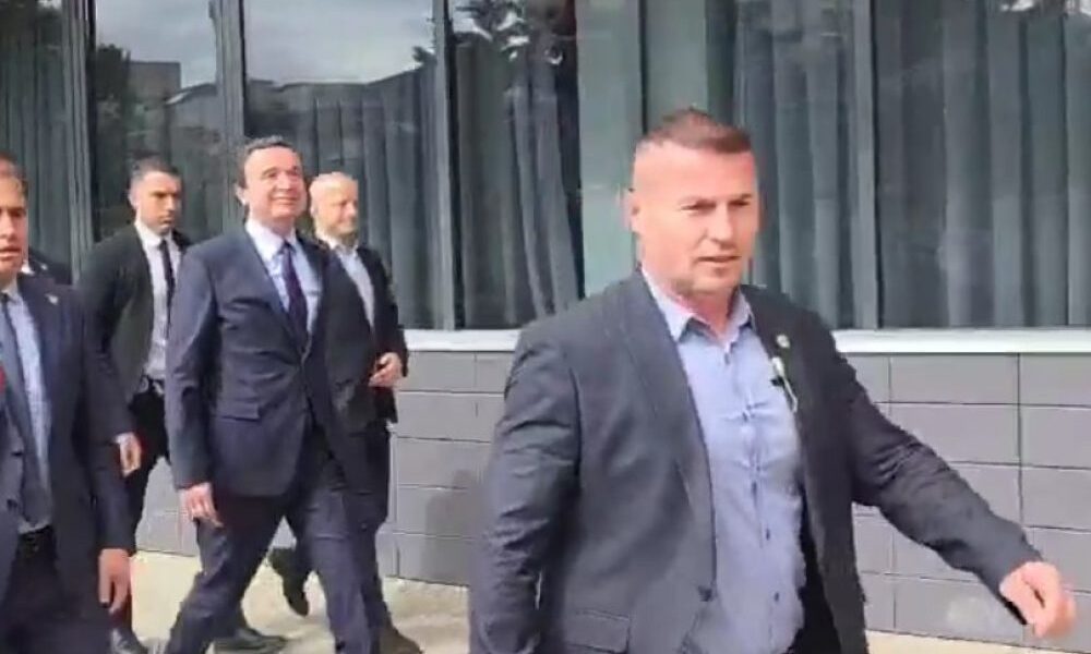 Skenari i njëjtë  Kurti dhe truprojat e tij  sërish hesht para seancës konstituive