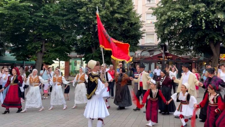 Ballkani shumëngjyrësh  zbret  në rrugët e Korçës  Dhjetëra artistë të folkut performojnë me kostume popullore