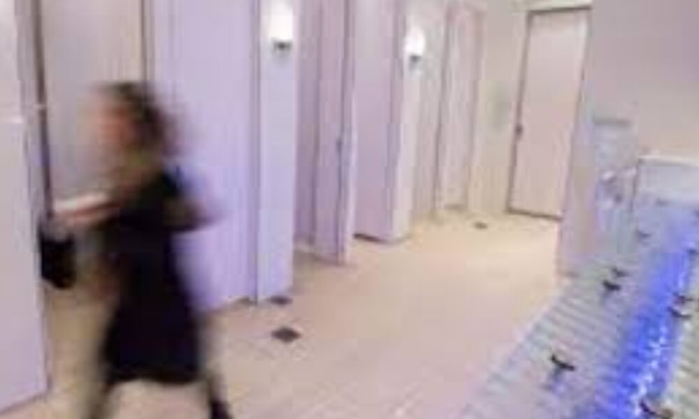 Menaxheri i dyqanit dëgjon zhurma në banjon e grave  kur hyri brenda u trondit nga ajo që pa