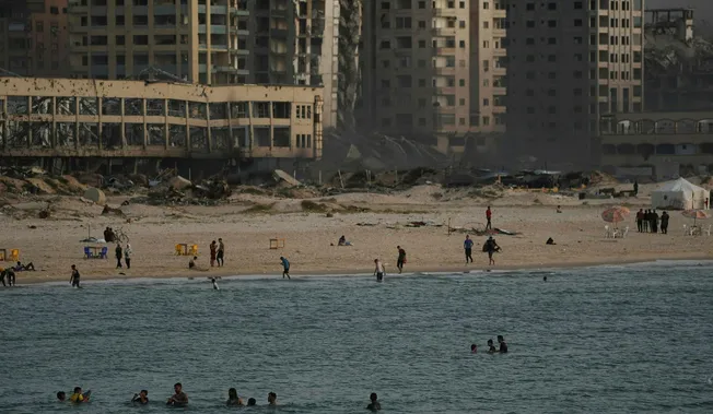 Analizë  Gaza nën flakët e diellit dhe urisë  Atje ku edhe deti të  vret 