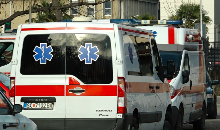 Një llamarinë e shqyer nga një ndërtesë në qendër të Shkupit plagosi një çiklist mëngjesin e sotëm