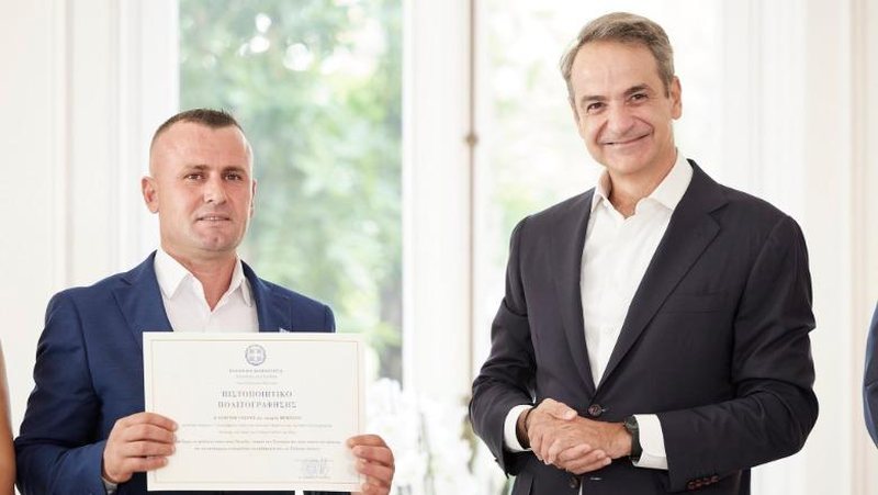 Shpëtoi dy të mitur në Greqi nga mbytja  Mitsotakis i jep shqiptarit nënshtetësinë greke