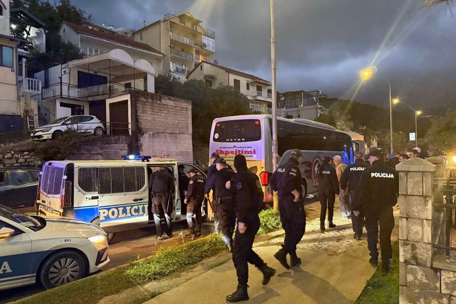 Pamje të tifozëve prizrenas  të ndaluar në Mal të Zi për grafitet UÇK