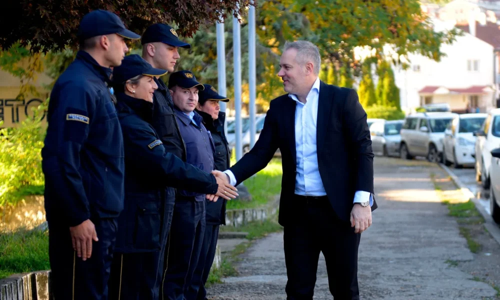 Prani policore dhe dronë rreth qendrave të votimit