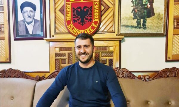 mergim-lushtaku-dejona-e-bija-e-aleksandrit-te-deklaruar-si-grek-sot-i-dikton-perfaqesuesit-e-42-te-popullit-tone