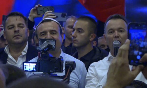 me-plisa-ne-koke-kurti-e-peci-festojne-ne-mitrovice