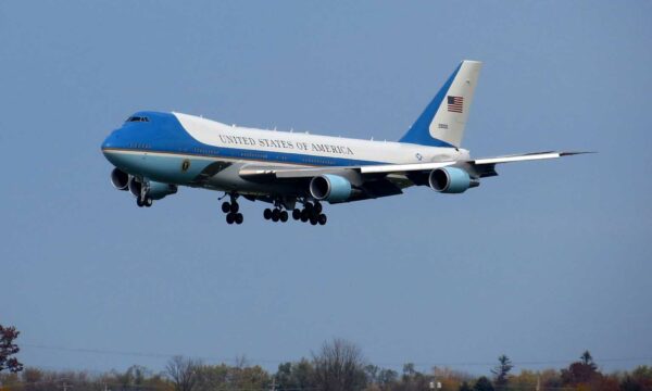 nje-pako-e-dyshimte-prane-avionit-te-trump-personat-qe-e-preken-u-helmuan