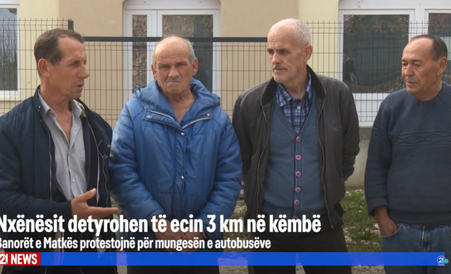 Nxënësit detyrohen të ecin 3 km në këmbë  Banorët e Matkës protestojnë për mungesën e autobusëve