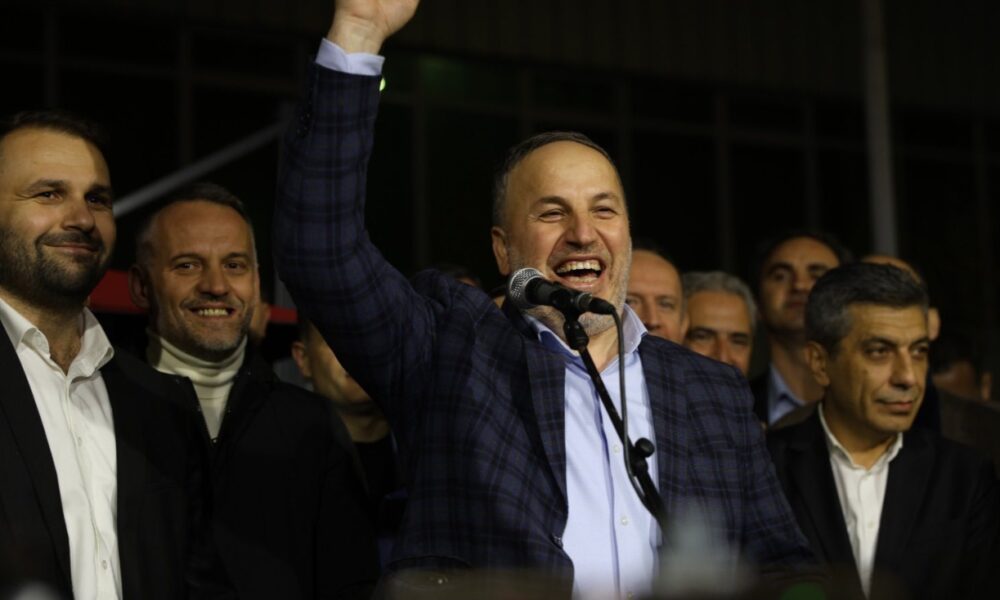 azizi-fitoren-ia-dedikoj-shokeve-te-idealit