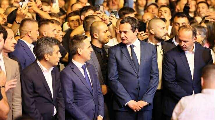 albin-kurti-i-gezohet-fitores-se-vlen-it-dy-miqte-e-mi-izeti-e-bilalli-triumfuan-me-merite