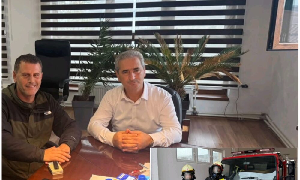 feti-abazi-dhe-komandanti-i-zjarrfikesve-avni-ameti-zjarrfikesit-e-komunes-se-bogovines-pajisen-me-uniforma-dhe-pajisje-profesionale
