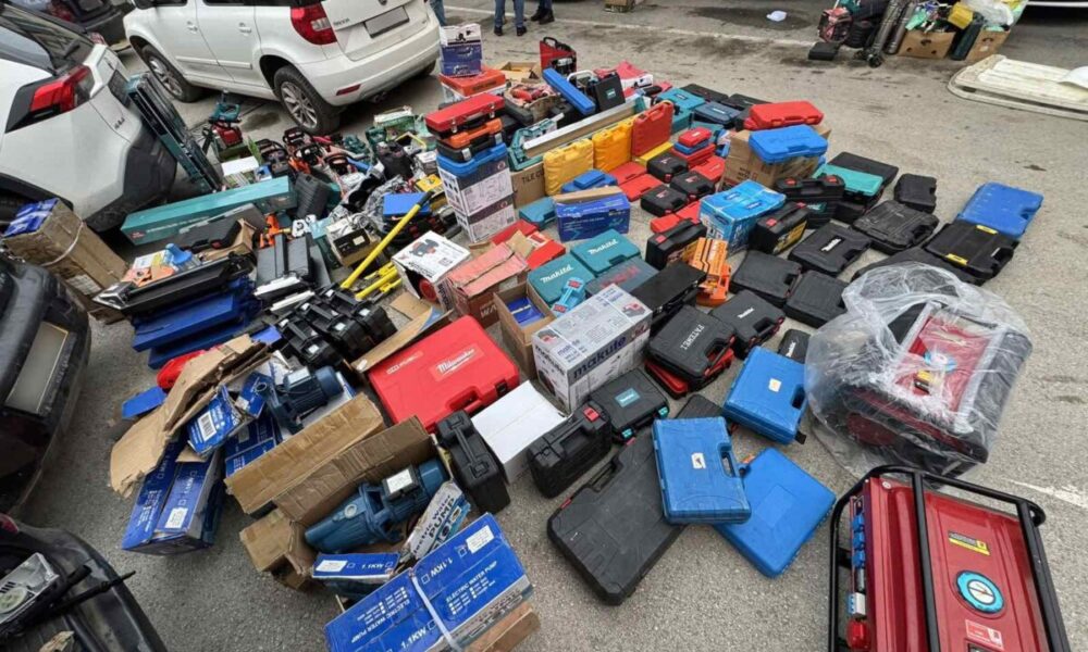 Konfiskohen qindra vegla pune  u kapën në një veturë me targa të Shkupit