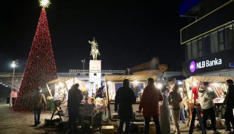 Bazar katërditor i fundvitit në sheshin Skënderbeu në Shkup
