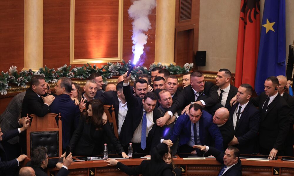 Flakadanë  përplasje e kaos  Mbyllet pas dhunës së PD  seanca e fundit për 2025