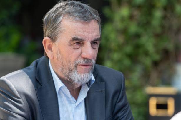 Njeriu që po shpartallon idiotët e frikshëm të Deçanit