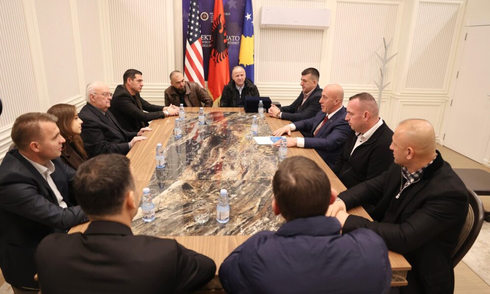 Haradinaj së bashku me bashkëluftëtarët nga Shkupi