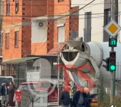 U shtyp nga kamioni për beton  ndërron jetë çiklisti