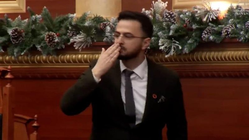 Betohet Endri Shabani  falenderon PS dhe  dhuron puthje  për PD 