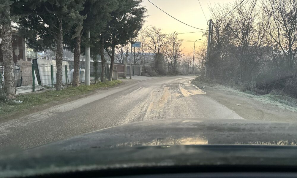 Qytetarët denoncojnë  Rruga në Kondovë e shndërruar në  pistë skijimi   VIDEO 