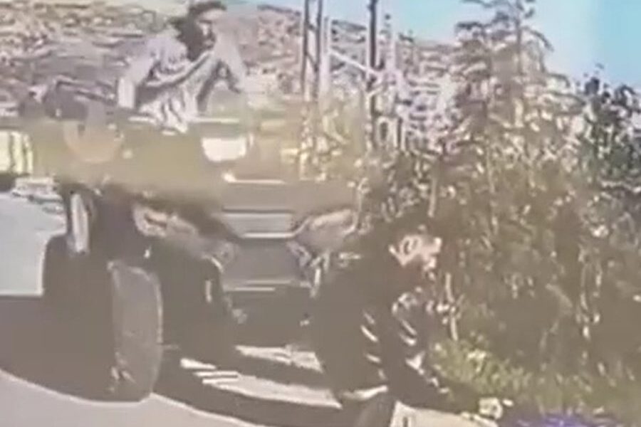 VIDEO   Ushtari izraelit përplas palestinezin teksa po falej