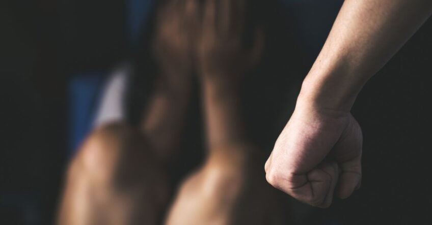 Shkupjani e sulmoi nënën e tij dhe gruan