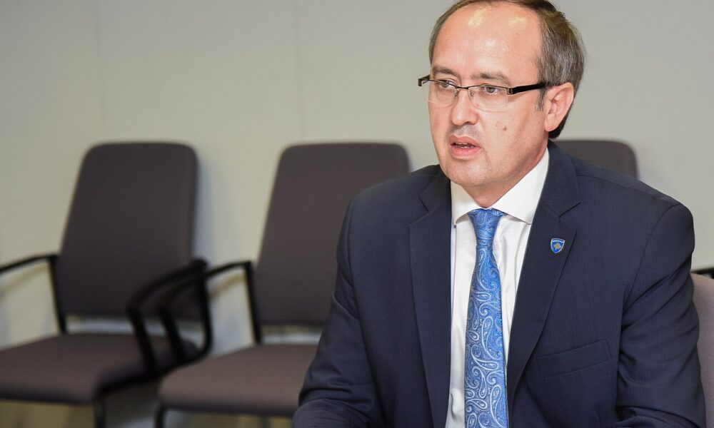 hoti-vjosa-osmani-eshte-dore-e-zgjatur-e-albin-kurtit-s-po-luan-rolin-e-presidentes