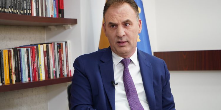 Limaj vazhdon ta  vajtojë  dështimin e koalicionit me PDK në