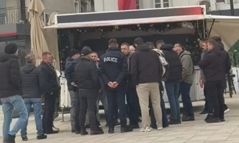 VV vendos kioske pa leje në sheshin e Suharekës  reagon Policia