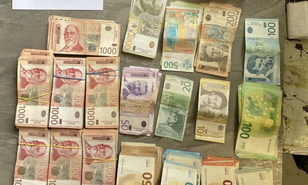 Dogana kap një mal me dinarë në Jarinje  i konfiskon