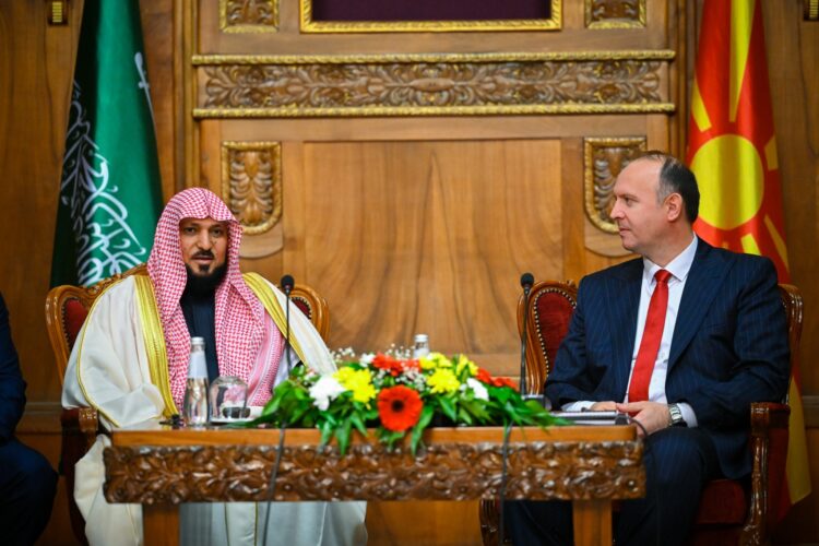 kryeparlamentari-gashi-pret-ne-takim-imamin-e-qabes-shejh-dr-mahir-muajkali