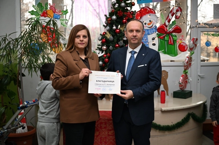 gashi-dhuroi-mjete-per-tre-shkolla-ne-prag-te-festave-te-fundvitit