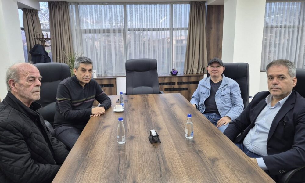 Izet Mexhiti takon babain e dëshmorit Mujdin Aliu  Qerimin  Sakrifica e familjes së tij  të japin forcë për më shumë punë