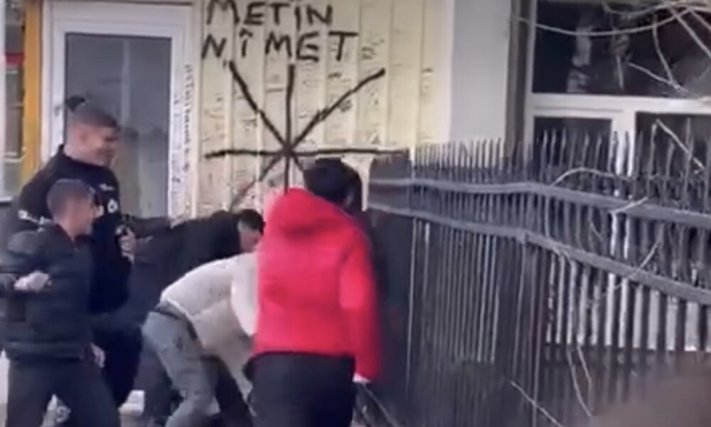 Rrahje trishtuese mes nxënësve në Saraj  një fëmijë goditet rëndë me shqelma në kokë