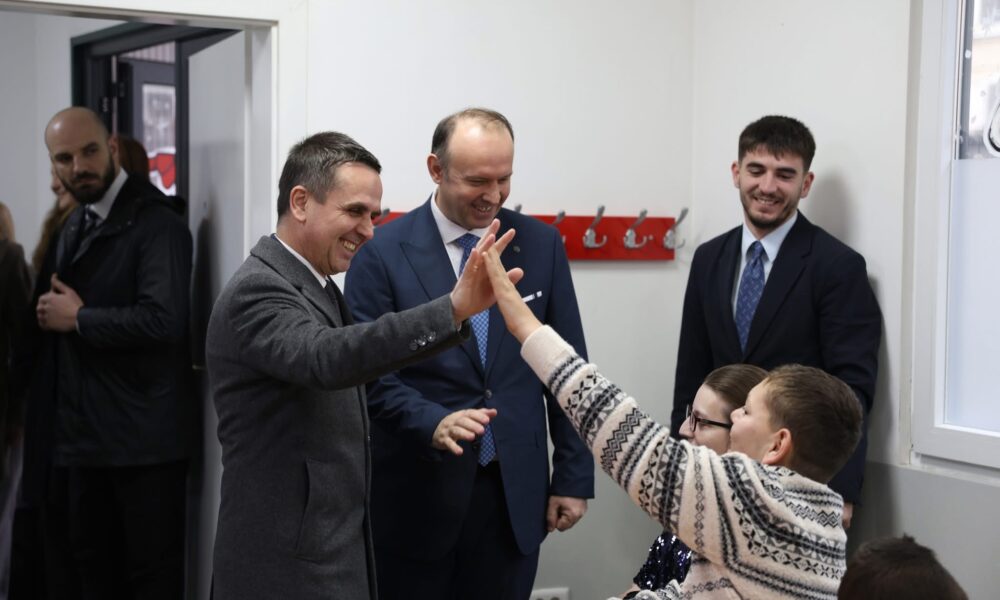 Kasami pret Gashin në Tetovë  vizitojnë fëmijët me nevoja të veçanta në shkollën  Liria 