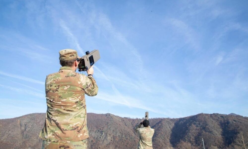 Ushtarët amerikanë trajnohen për gjurmimin dhe rrëzimin e dronëve  KFOR tregon se si funksionon sistemi