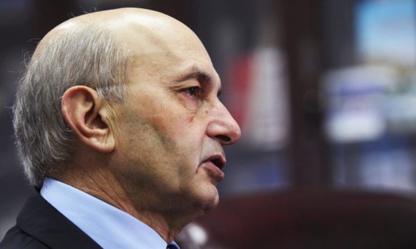 Mustafa  Vjosa Osmani nuk po e mban anën e Kushtetutës   performancën e saj si presidente  mund ta vlerësojë më së miri Albin Kurti