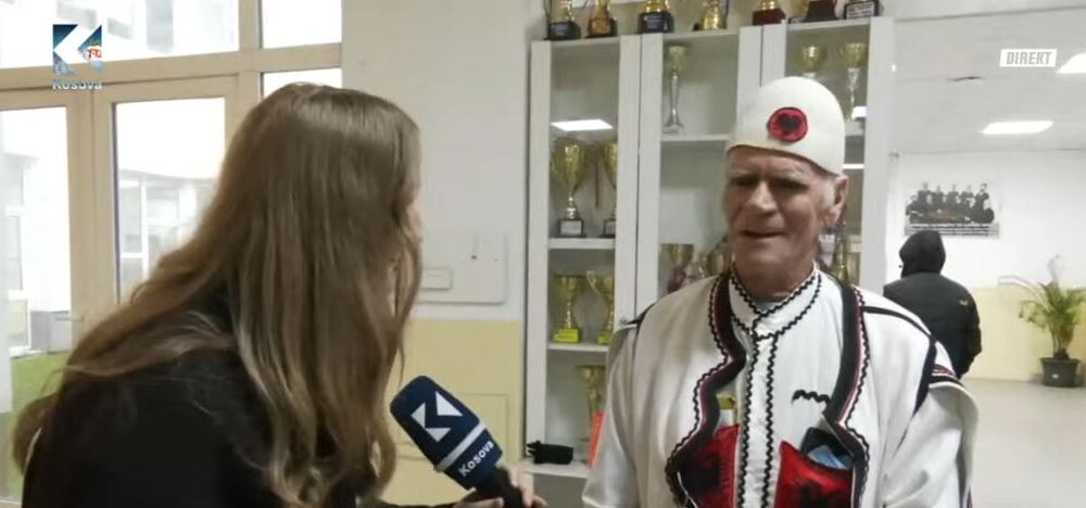 Me veshje kombëtare ia mësyn qendres së votimit  VIDEO 