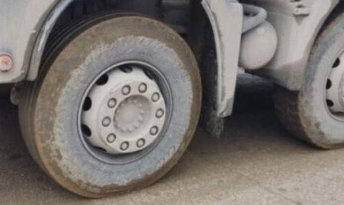 1 300€ gjobë për kamionët që lëviznin me baltë në goma në rrugët e Shkupit