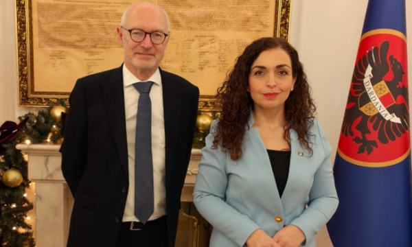 ambasadori-i-frances-pas-takimit-me-osmanin-te-gjitha-partite-te-marrin-pjese-ne-zgjedhje-gazetaret-te-mbrohen