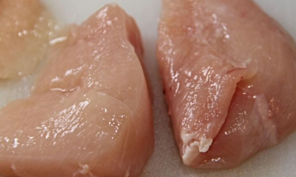 Në pikën kufitare Qafë Thanë është ndaluar importi i mbi 26 tonëve mish pule të ngrirë nga Brazili