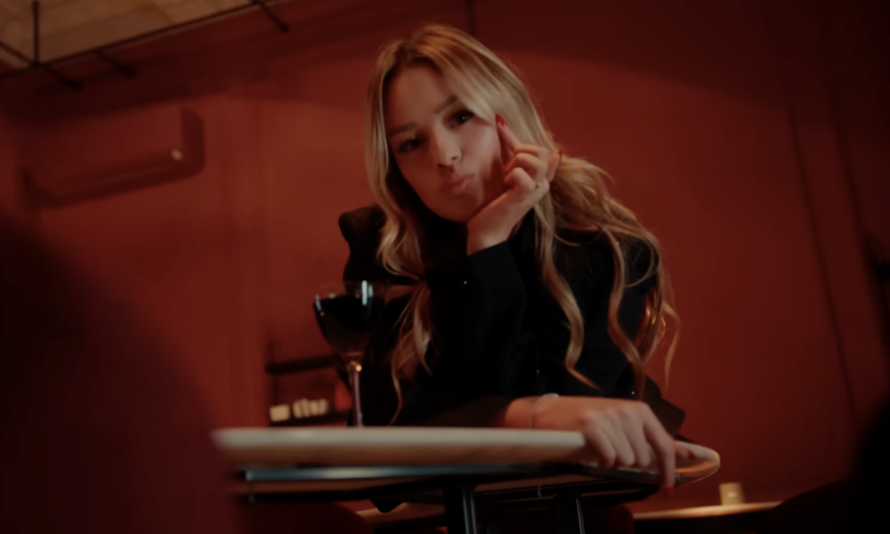 kanita-shkelqen-me-kengen-e-fundit-du-ty-video