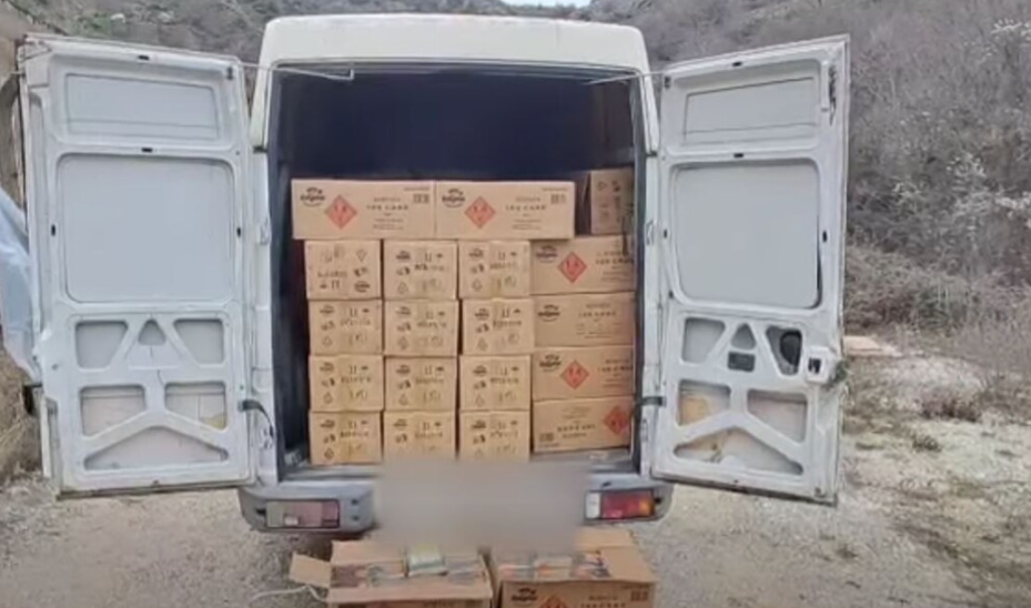 Kapen 25 tonë mjete piroteknike  Arrestohen dy persona nga Shkupi  njëri polic në SP  Bit Pazar 